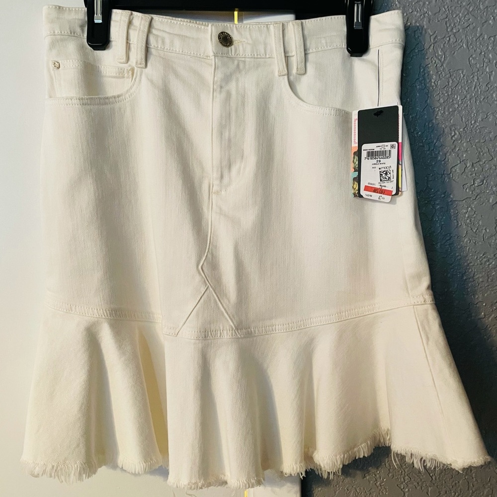 BRAND NEW/Never Worn jungle white GUESS jeans skirt!